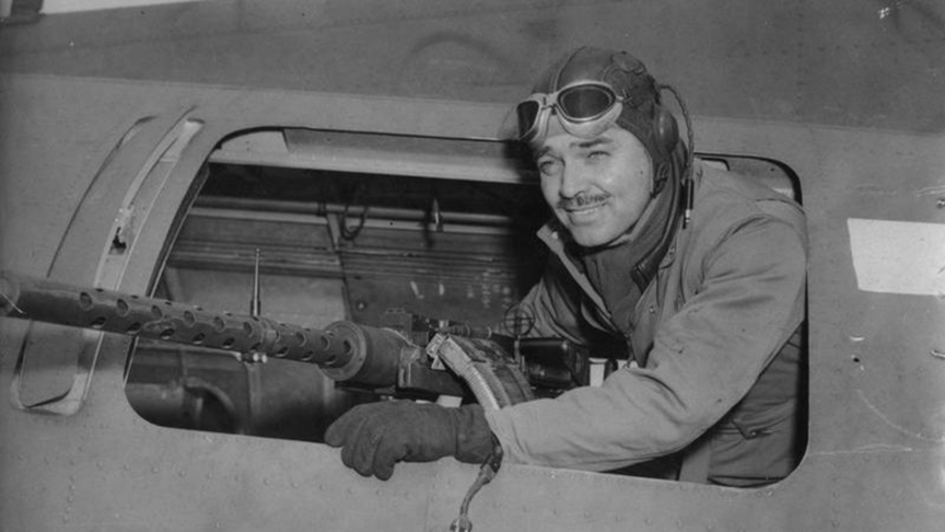 Curiosidade: na Segunda Guerra Mundial, Clark Gable se ofereceu como voluntário. Ele era o ator preferido de Adolf Hitler, que, ao saber da presença de Gable no front, ofereceu uma recompensa por sua captura. Mas Gable escapou e, no retorno aos EUA, recebeu medalhas pelas cinco missões de combate em bombardeios. 