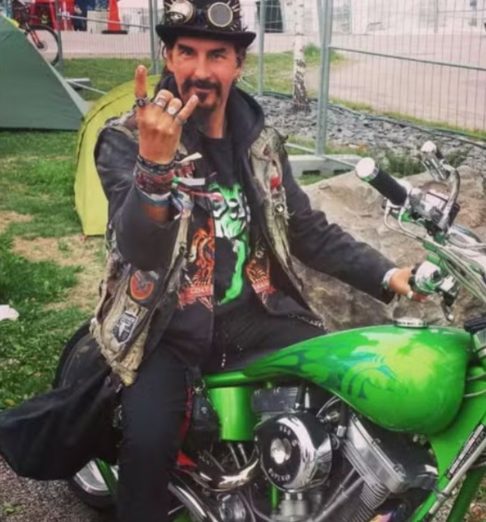 Sou tão teimoso que queria mostrar que o metal é a única coisa na minha vida, a maior e melhor coisa que já aconteceu comigo, afirmou.