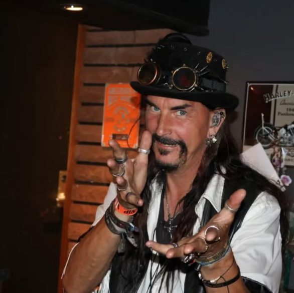 Segundo informações do jornal The Local, o homem tentou por anos para conseguir uma pensão, alegando que sua obsessão pelo gênero musical dificultava sua capacidade de viver uma vida normal.