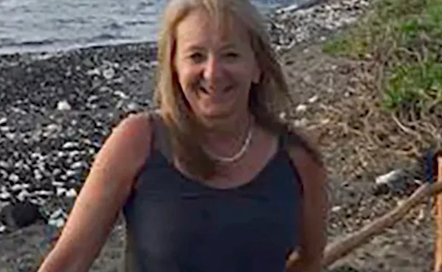 Ryan confessou o crime e contou que, após matar a mãe (foto), fez anotações, gravou um vídeo ao lado do corpo ( exibido no tribunal), saiu para pegar dinheiro, voltou para casa, testou a  montagem de coquetéis molotov e viu TV durante duas horas e meia. 