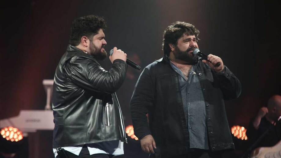 César Menotti e Fabiano - Os irmãos iniciaram a carreira no início dos anos 2000 em Belo Horizonte e alcançaram o sucesso com hits como “Leilão” e “Como um Anjo”.

