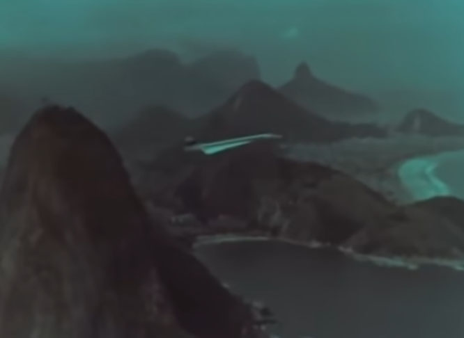 O avião supersônico cruzou o Atlântico pela primeira vez em 1971 para um tour, que incluía contato comercial com a Varig, no Brasil. Sobrevoou o Rio de janeiro, chamando atenção dos cariocas. 