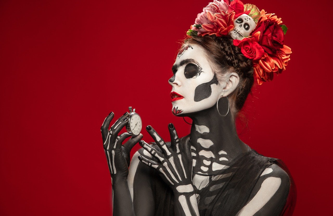  A Catrina é o símbolo maior da festa dos Mortos no México. Um símbolo conhecido internacionalmente.A figura foi criada pelo ilustrador e gravurista mexicano José Guadalupe Posada no início do século XX. 