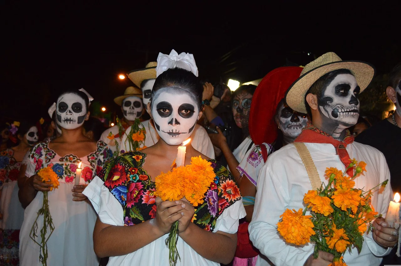 As ruas são tomadas por pessoas fantasiadas de caveira, com muito colorido. O Dia dos Mortos no México é celebrado com alegria porque, na tradição mexicana, a morte não é vista como um fim trágico, mas como uma etapa natural da vida