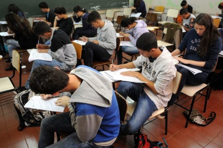 Em 2009, o exame passou a ser dividido em dois dias: sábado e domingo, com 90 questões no total mais a redação.