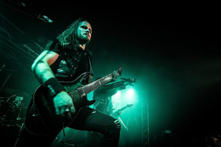 O heavy metal não se limitou a um único estilo musical. Ao longo dos anos, o gênero se cruzou com outros estilos, dando origem a híbridos como o nu metal, o metalcore e o gothic metal.