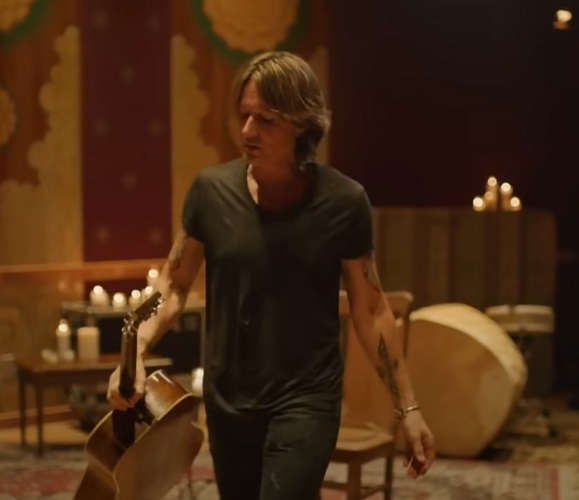 Suas letras frequentemente abordam amor, perda e redenção, ressoando com um público amplo.