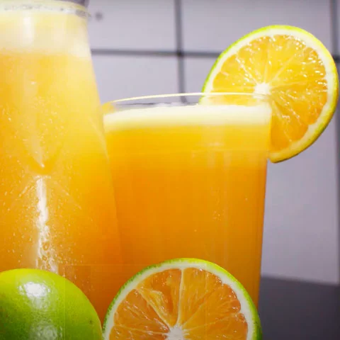 O suco de laranja é tradicionalmente o indicado para melhorar a imunidade, mas existem muito mais opções, incluindo a própria laranja ou frutas parecidas, como tangerina. 