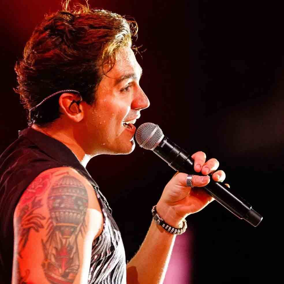 Luan Santana - Natural de Campo Grande, capital do Mato Grosso do Sul. Em 2008, conquistou projeção com o álbum “Tô de Cara”, que tinha a faixa ‘Meteoro”. Foi indicado cinco vezes ao Grammy Latino na categoria Melhor Álbum de Música Sertaneja.
