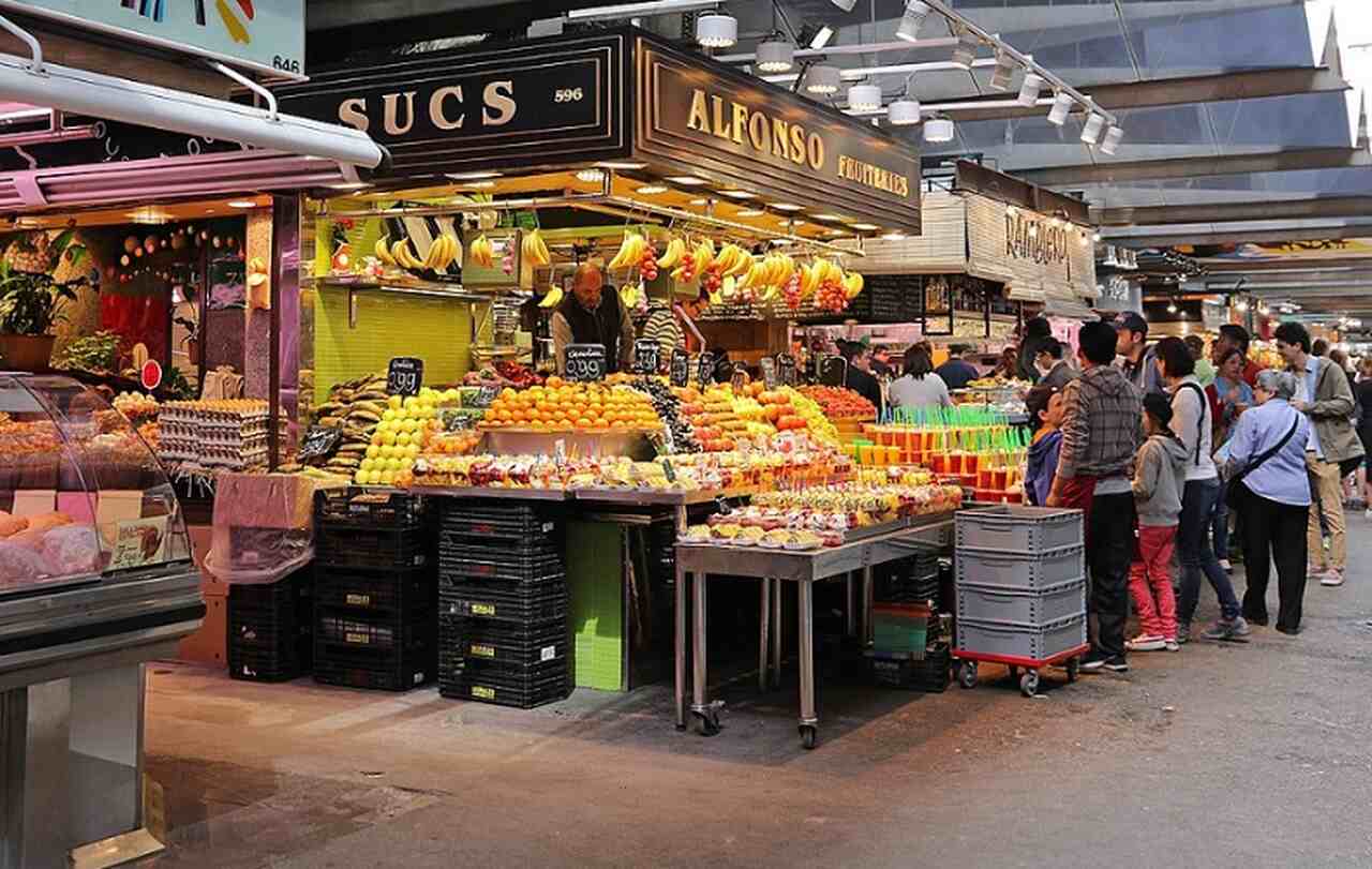 Mercado de La Boqueria - O Mercado de La Boqueria, localizado em La Rambla, é um dos mercados mais antigos de Barcelona, datando de 1217. É famoso por sua vibrante variedade de produtos frescos e pela experiência gastronômica autêntica que oferece aos visitantes.