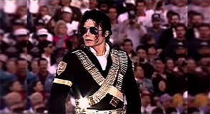 Michael Jackson - De acordo com a biografia “Madonna”, escrita por Mary Gabriel, o astro a fascinou ao aparecer nas gravações com os irmãos no início da carreira, fazendo com que ela desejasse seguir os passos do icônico artista, morto em 2009. 
