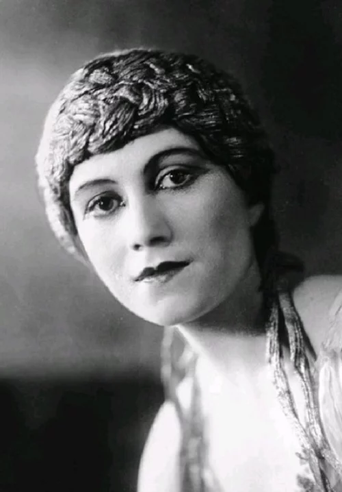 A vida pessoal de Picasso foi tão intensa quanto sua obra. Ele teve vários relacionamentos significativos, e suas parceiras frequentemente influenciavam sua arte.