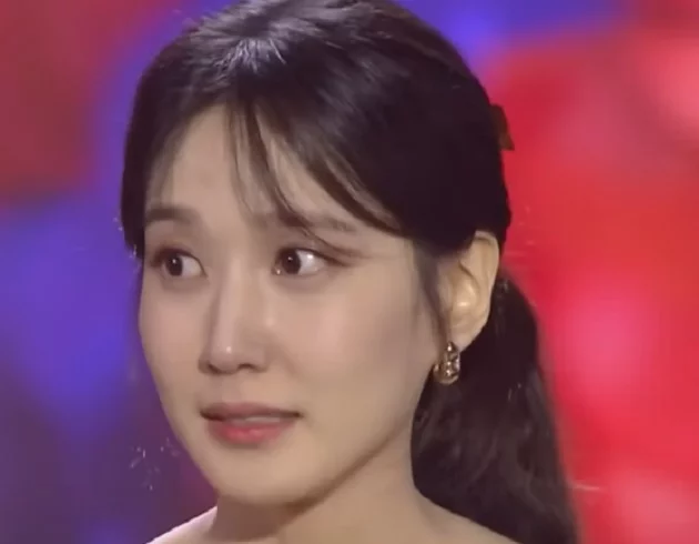 Park Eun-bin é uma atriz sul-coreana talentosa, famosa por seus papéis em dramas como Do You Like Brahms? (2020) e O Rei de Porcelana (2021). Sua atuação convincente e carisma a tornaram uma das atrizes mais queridas do público, mostrando seu potencial em diversas produções.