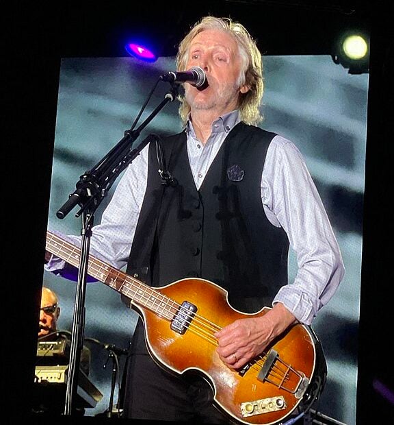 Paul McCartney, 82 anos: Um dos fundadores dos Beatles, Paul McCartney segue compondo e se apresentando, mostrando que a música é sua eterna companheira.