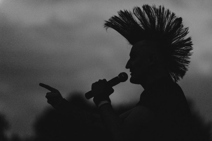 Além disso, o heavy metal influenciou diversos outros gêneros musicais que surgiram nos anos 1990, como o punk rock, o grunge e o rap.