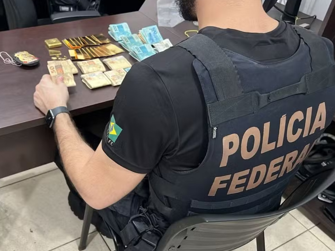 Na operação que encontrou os animais, a Polícia Federal aprendeu R$ 73 mil em dinheiro, mais de 1,5 kg de ouro, quatro fuzis, uma espingarda, duas pistolas e dois revólveres. 