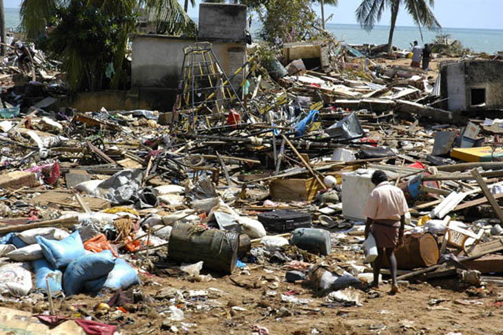 Em 2004, a Tailândia foi um dos países atingidos por um tsunami sob as águas do Oceano Pacífico, que deixou mais 230 mil mortos e 1,7 milhão de feridos na Ásia.
