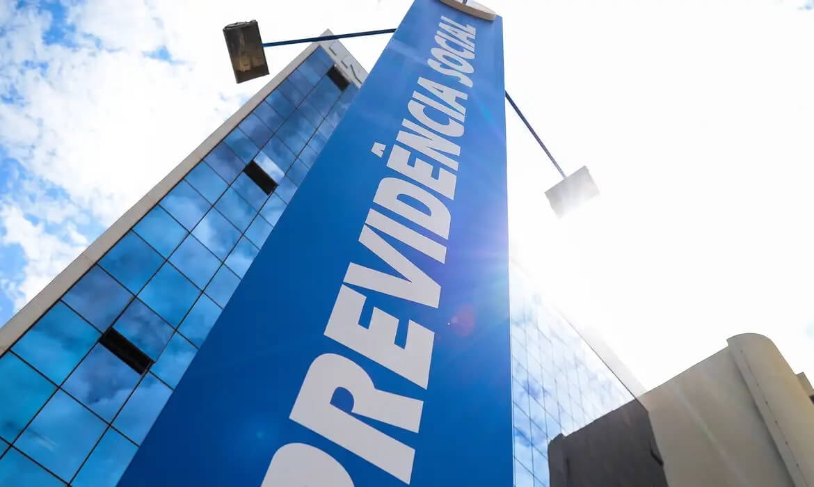 A idade mínima para quem pretende solicitar a aposentadoria em 2024 sobe seis meses em relação ao regime anterior: 58 anos e seis meses para mulheres, e 63 anos e seis meses para homens.