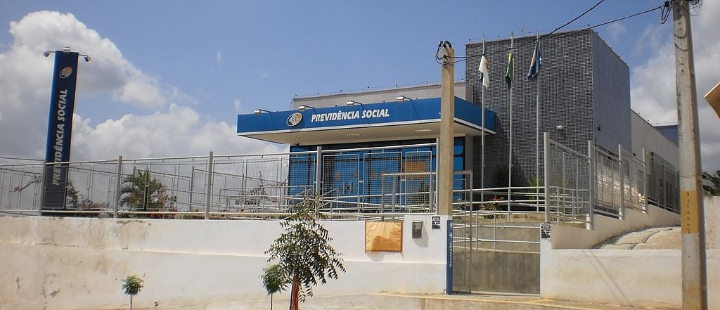 A regra geral, já em vigor para quem começou a contribuir após 13 de novembro de 2019, exige idade mínima de 62 anos e ao menos 30 anos de contribuição para a aposentadoria de mulheres. 