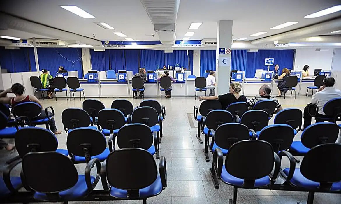 Por exemplo: em 2025, a idade mínima para mulheres passará de 58 anos e meio para 59; em 2026, de 59 para 59 anos e meio, e assim por diante. 