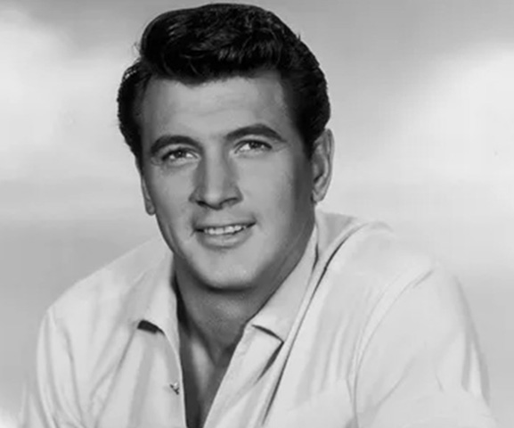 Rock Hudson (1925-1985) - EUA - Um dos atores mais bonitos do cinema, estrelou comédias ao lado de Doris Day e fez dramas, como Sublime Obsessão. Hudson era gay, mas, para abafar os comentários numa época de intolerância, ele se casou com uma mulher, Plyllis Gates. 