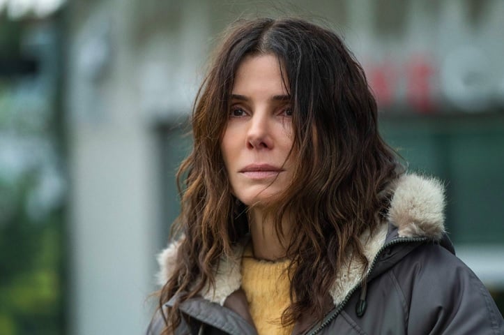 A atriz já viveu momentos de pânico ao ter sua casa invadida por um fã obcecado por ela. Bullock ficou 15 minutos trancada, escondida em um closet, até a chegada da polícia.