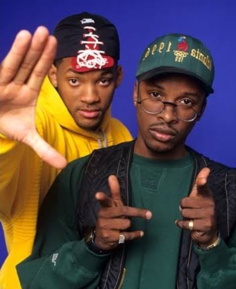 A música da série e da época em que Will era o Fresh Prince da dupla DJ Jazzy Jeff & The Fresh Prince - grupo de hip hop que foi popular nos anos 80 e 90. Will era vocalista. Ele conheceu Jeff Townes (DJ Jazzy Jeff) na cena hip hop local de West Philadelphia. Eles receberam o primeiro Grammy de rap já entregue a um artista em 1989 por Parents Just Don't Understand