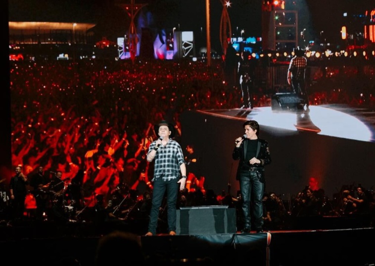 O show do sertanejo foi liderado por Chitãozinho e Xororó, dupla apontada como responsável por modernizar o gênero no início dos anos 90. Eles foram acompanhados pela Orquestra Sinfônica de Heliópolis.
