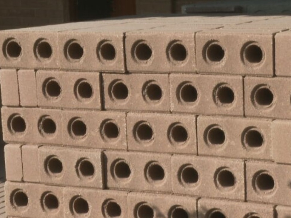 A fábrica tem capacidade para produzir 1.500 tijolos por dia.  E a tendência é ampliar, já que o projeto ganhou o reconhecimento da Sudene - a Superintendência do Desenvolvimento do Nordeste.