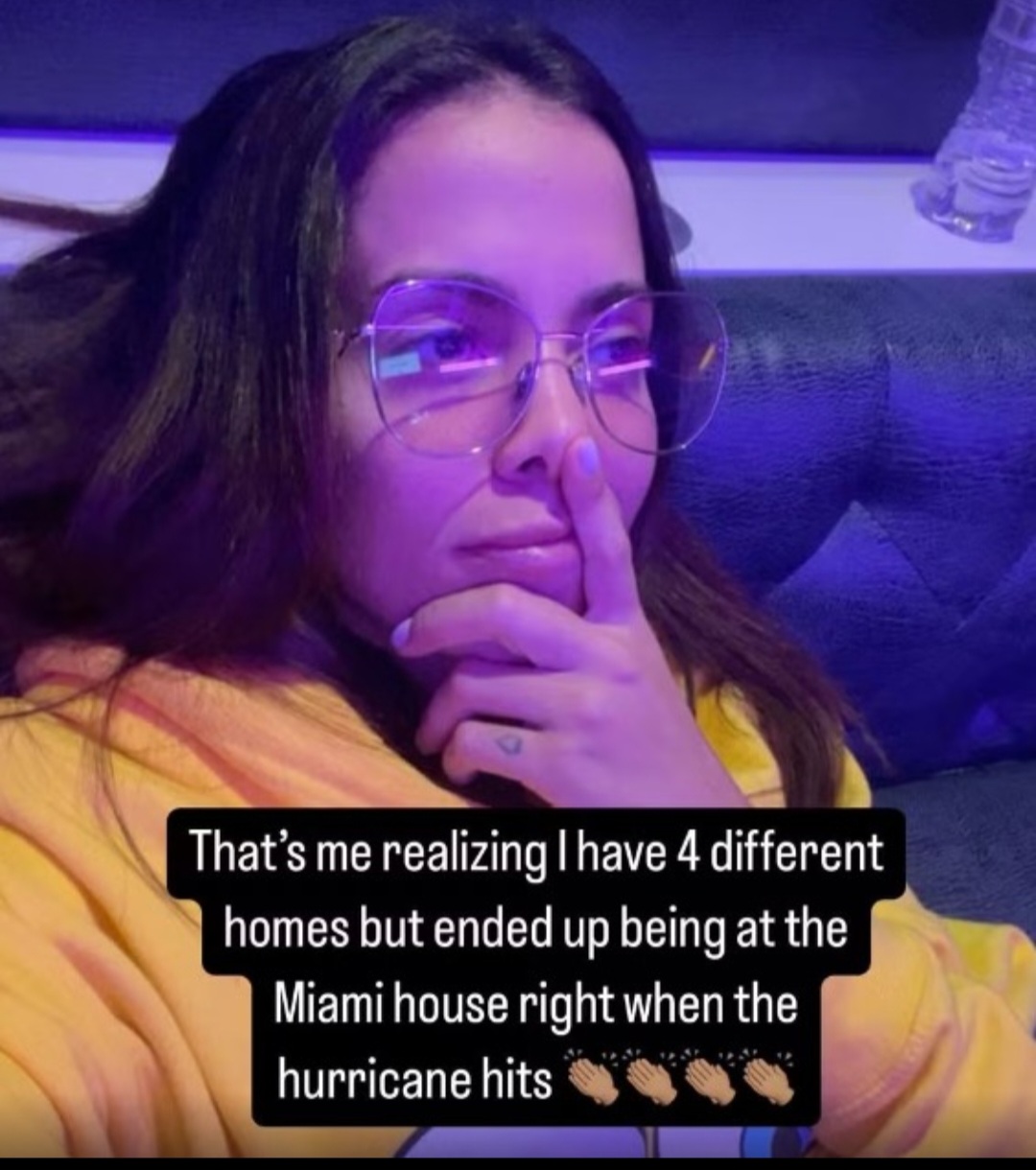 E alguns brasileiros famosos estão por lá. Eles tiveram que decidir o que fazer. A cantora Anitta resolveu fcar em Miami e postou mensagem dizendo que, embora tenha 4 casas, está justamente no local onde um furacão se aproxima. 