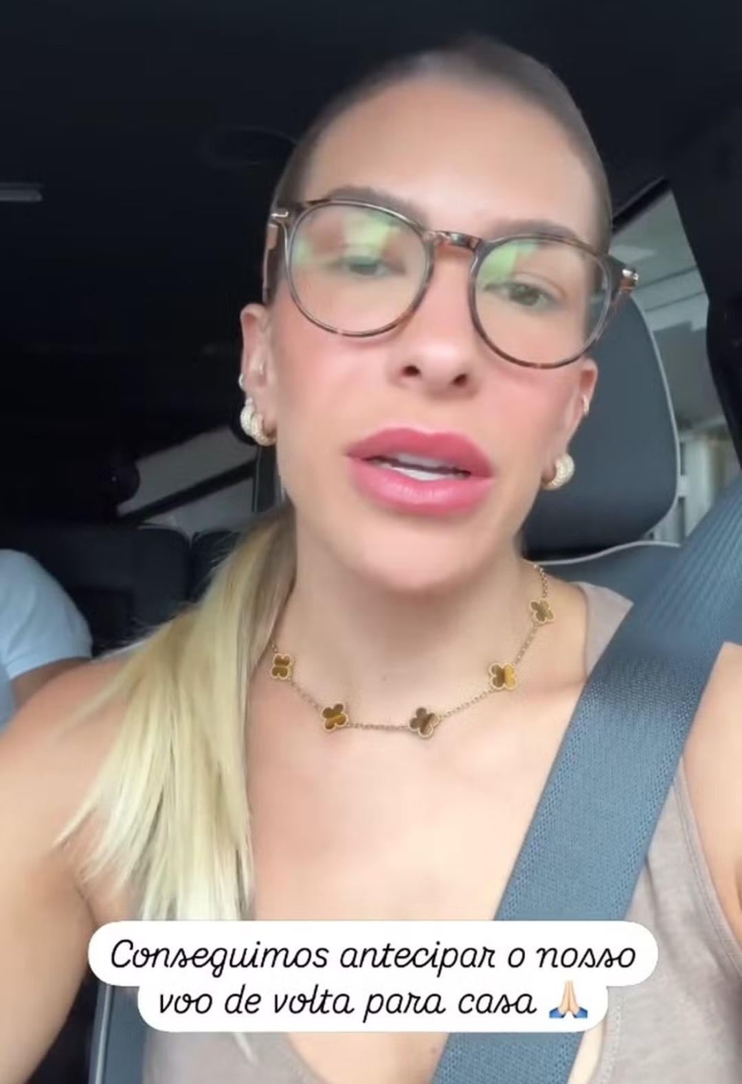 Já Lore Improta postou mensagem dizendo que ela é o cantor Leo Santana optaram por encurtar a viagem para sair da Flórida mais cedo. Até porque o casal está com a filha Liz na viagem.