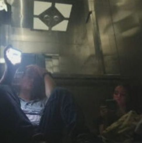 Uma estudante de 17 anos de Linhares (ES) não conseguiu fazer a prova porque ficou presa no elevador do prédio. Ela tinha saído ao lado do pai para ir ao local do exame — uma escola a 5 minutos de casa — e os dois permaneceram por 40 minutos no elevador.