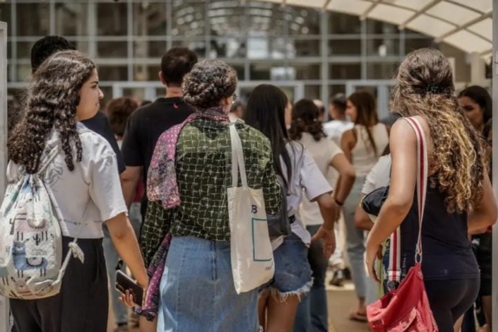 No primeiro dia, foram aplicadas as provas de linguagens (português e inglês/espanhol), ciências humanas e redação. Na segunda fase, no dia 10/11, haverá questões de matemática e ciências da natureza.