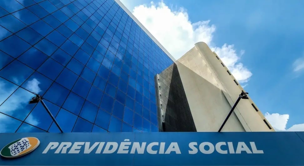Milton conta que, por algum equívoco, até os nomes de seus pais aparecem como ascendentes do homem que morreu e que tem o seu nome. Mas os números da identidade e do CPF são diferentes e, portanto, deveriam servir como prova de que ele é outro Milton. 
