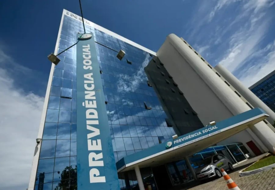 Um aposentado do INSS está passando por uma situação insólita. Há 1 ano ele tenta recuperar o benefício que foi cancelado quando um homem com o mesmo nome dele morreu. 