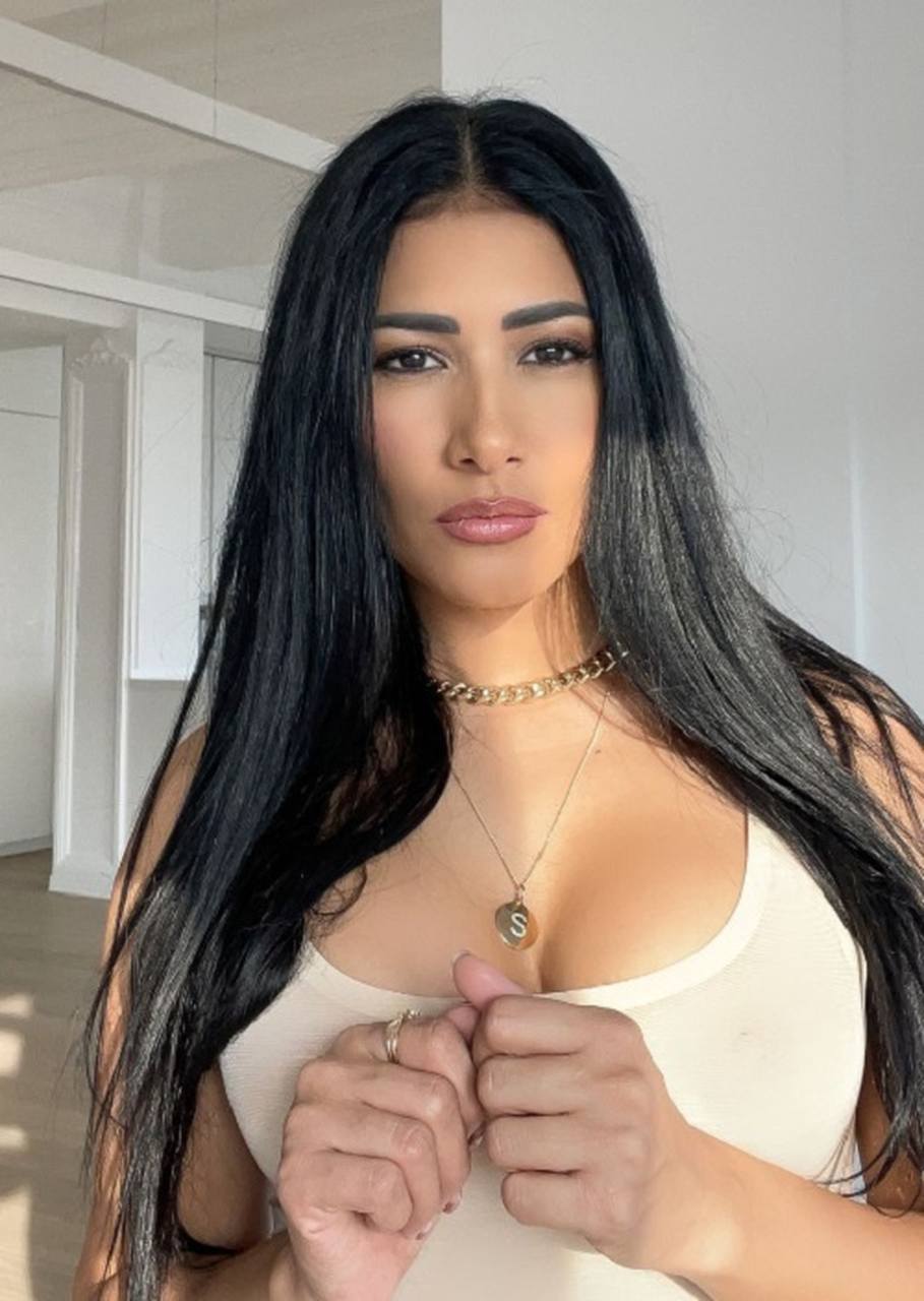 Simaria - Formou dupla de muito sucesso com a irmã Simone até 2022. Após a separação, elas iniciaram carreira solo. 
