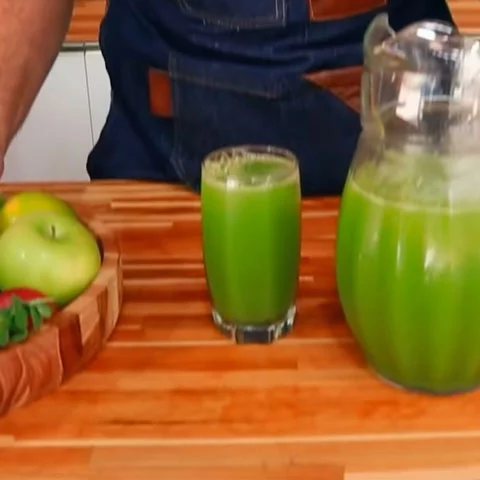 O suco de 'organismo blindado' tem acerola, couve e suco de caju. 