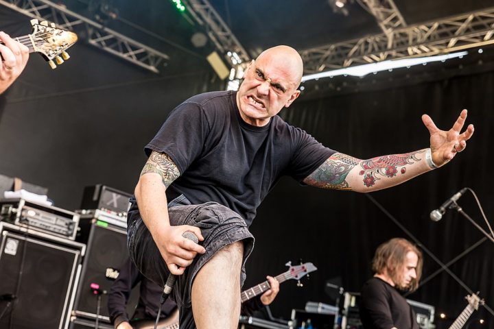 Os anos 1980 viram o auge do Heavy Metal, com o surgimento de subgêneros como o Thrash Metal, Power Metal, e Speed Metal.