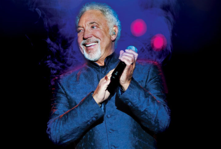 Tom Jones, 84 anos: O cantor galês, voz de It's not unusual e Sex Bomb, se apresentou em São Paulo em abril/24 e ainda disse que envelhecer não parou sua habilidade vocal.