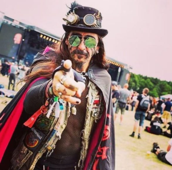 Depois da vitória, o homem passou a equilibrar sua paixão pelo Heavy Metal com um emprego de meio período como lavador de pratos em um restaurante. 