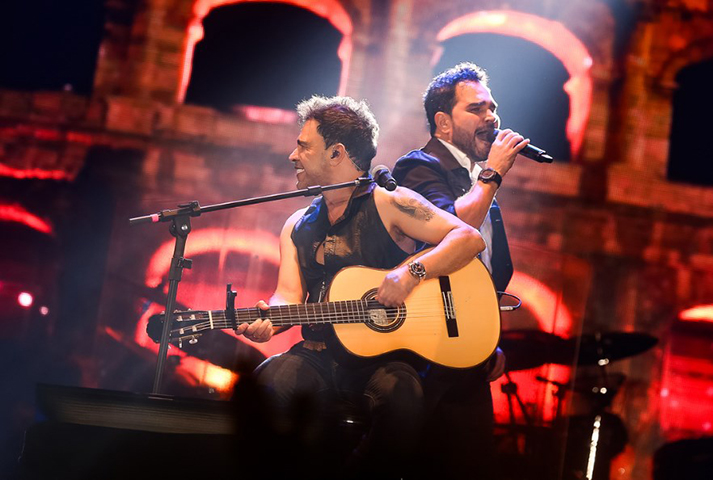 Zezé di Camargo e Luciano - Os irmãos, naturais de Pirenópolis, em Goiás, estão entre as maiores duplas da história do sertanejo. Em 1991, alcançaram as paradas de sucesso com o single “É o Amor” e, desde então, permaneceram no topo do gênero. Vida e história da dupla foi retratada no filme 2 Filhos de Francisco (2005). 
