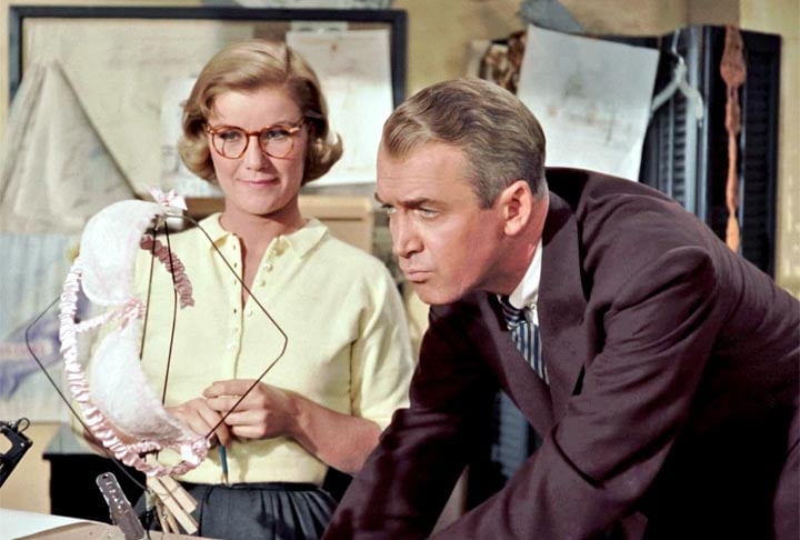 A história segue John Scottie Ferguson (James Stewart), um detetive aposentado que sofre de acrofobia (medo de altura). Ele então é contratado para seguir e investigar o comportamento estranho da esposa de um um antigo amigo.