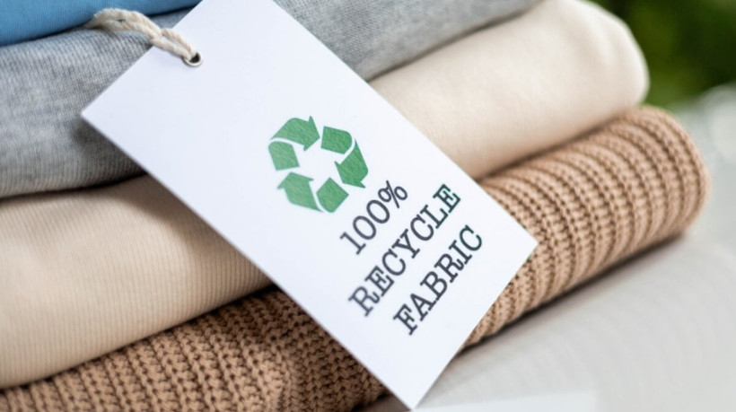 Tecidos sustentáveis estimulam o consumo consciente e a mudança de cuidados com as peças (Imagem: Kostikova Natalia | Shutterstock) 