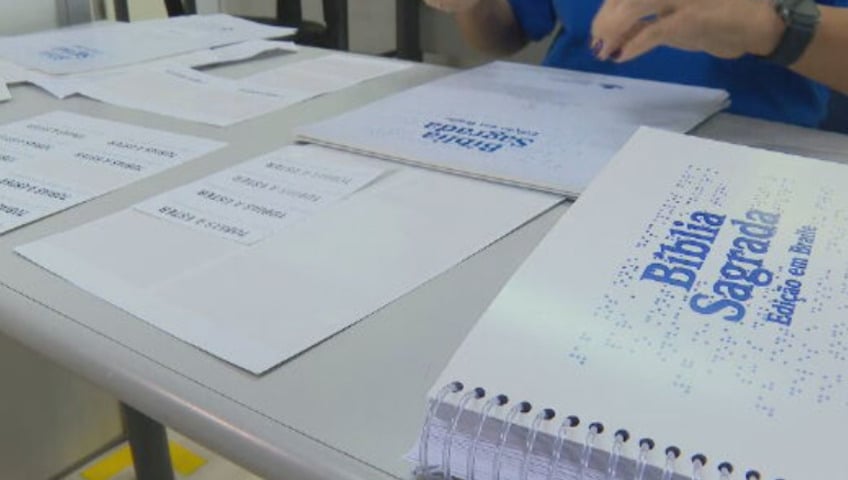 O centro de produção também lança versões em braille, para quem tem deficiência visual. Corresponde a um metro e meio de papel impresso e é distribuído de graça para as instituições de apoio. 	