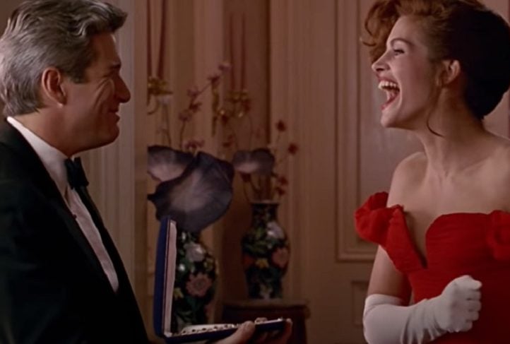 A química entre Gere e Roberts fez do filme um dos maiores clássicos românticos do cinema e ajudou a catapultar ambos ao estrelato mundial.