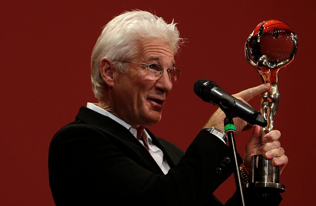 Depois, Gere estrelou filmes como Noiva em Fuga (1999) e Chicago (2002), pelo qual ganhou o Globo de Ouro de Melhor Ator em Musical ou Comédia.