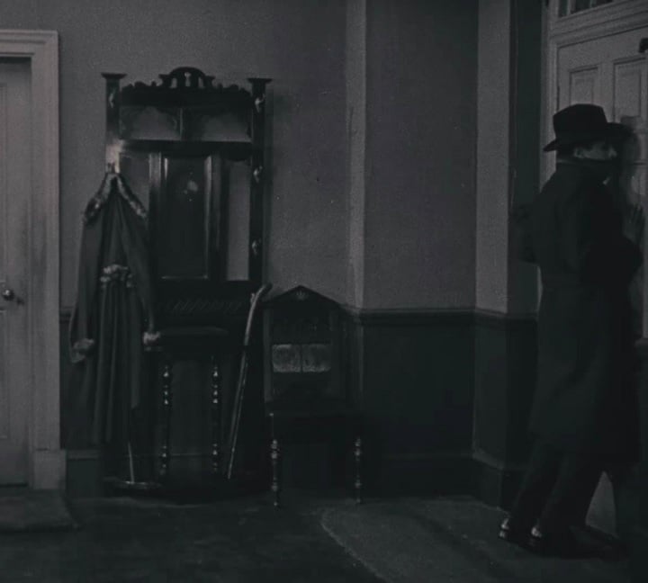 Considerado inovador em sua técnica e narrativa, o filme apresentava um assassino à espreita em um apartamento de Londres, utilizando elementos como suspense visual, voyeurismo e a manipulação da perspectiva do espectador.