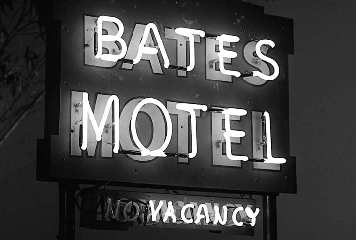 Na fuga, ela decide se hospedar no Bates Motel. Mas o local é administrado por Norman Bates, um jovem perturbado pelo convívio com sua mãe dominadora. 
