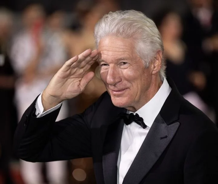 O ator veterano Richard Gere, de 75 anos, irá deixar os Estados Unidos. O artista acaba de vender sua mansão em New Canaan, no estado de Connecticut.