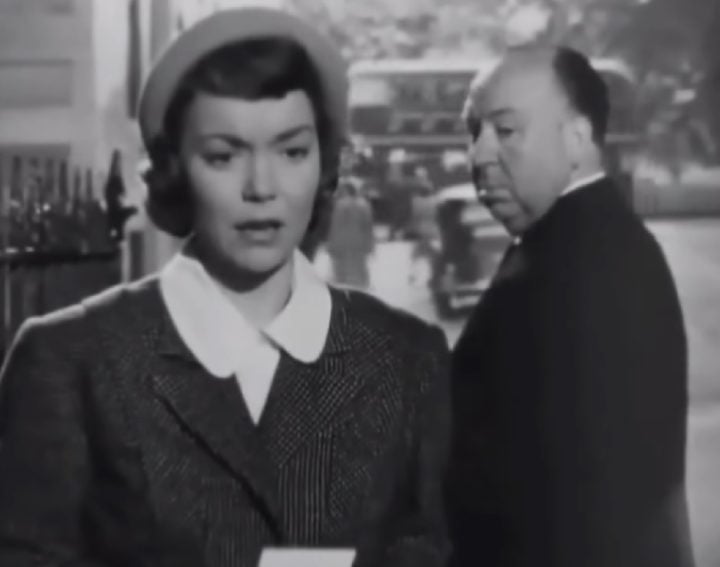 Hitchcock era famoso por fazer aparições rápidas em seus filmes, geralmente como figurante. Ele considerava essas aparições como uma forma de assinatura de seus trabalhos.